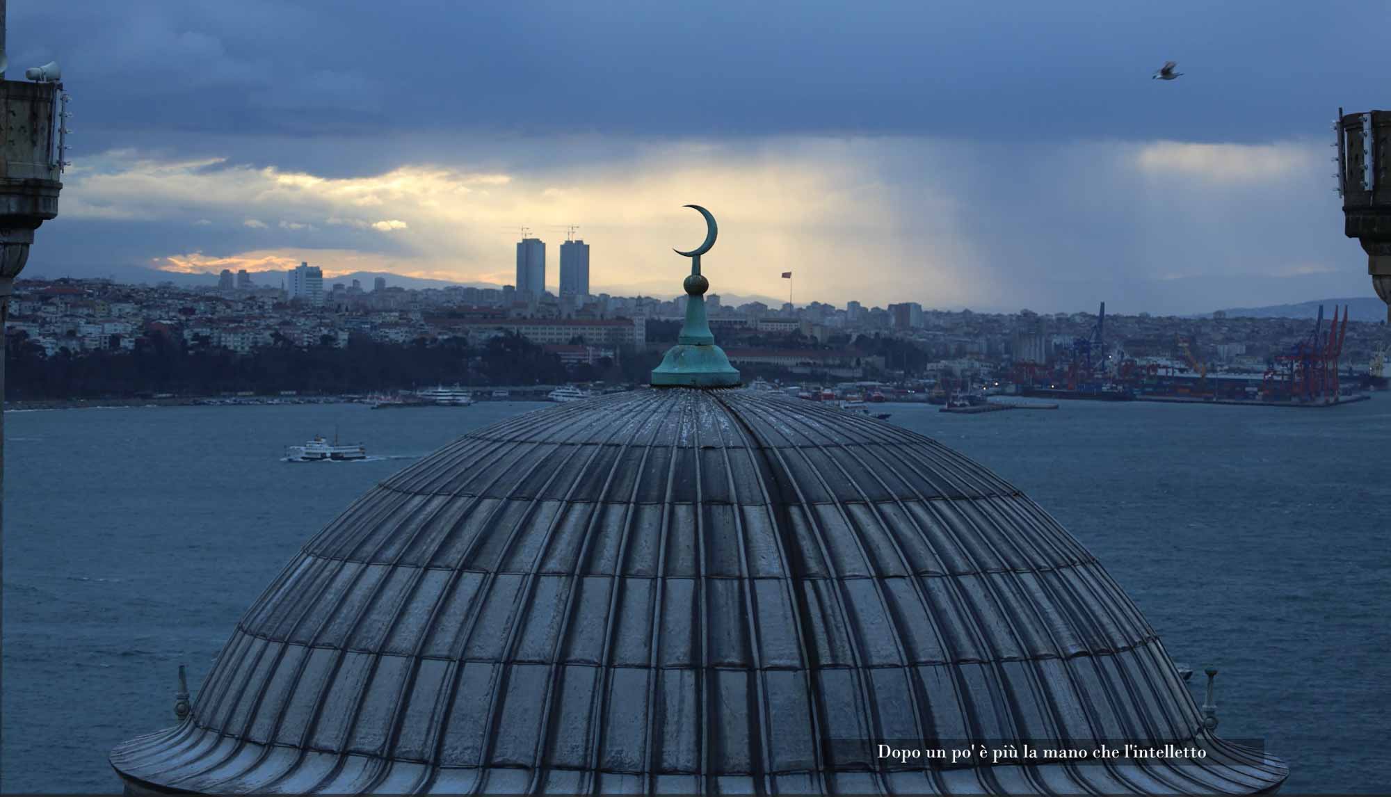 <p>Fig. 6 Un frame della videointervista inedita a Orhan Pamuk <em>Memorie di un aspirante pittore</em> proiettata in uno degli spazi espositivi della mostra <em>Orhan Pamuk. Parole e immagini</em>, a cura di Edoardo Pepino (Fontanellato (PR), Labirinto della Masone di Franco Maria Ricci, 18 novembre 2023-17 marzo 2024)</p>