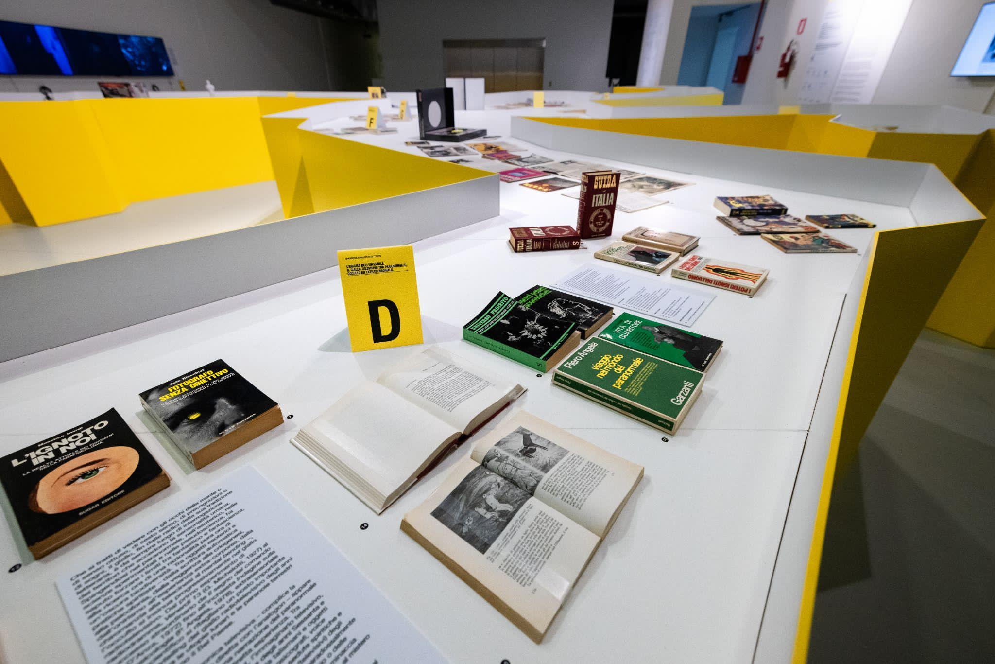 <p>Fig. 8 Un&rsquo;immagine della mostra <em>I sensi del giallo. Il corpo (del reato) tra inganno ed evidenza</em>, a cura di Luisella Farinotti, Annalisa Pellino e Davide Rapp (Milano, Universit&agrave; IULM, 14 marzo-10 aprile 2025) &copy;Ufficio Comunicazione, Universit&agrave; IULM, Milano</p>