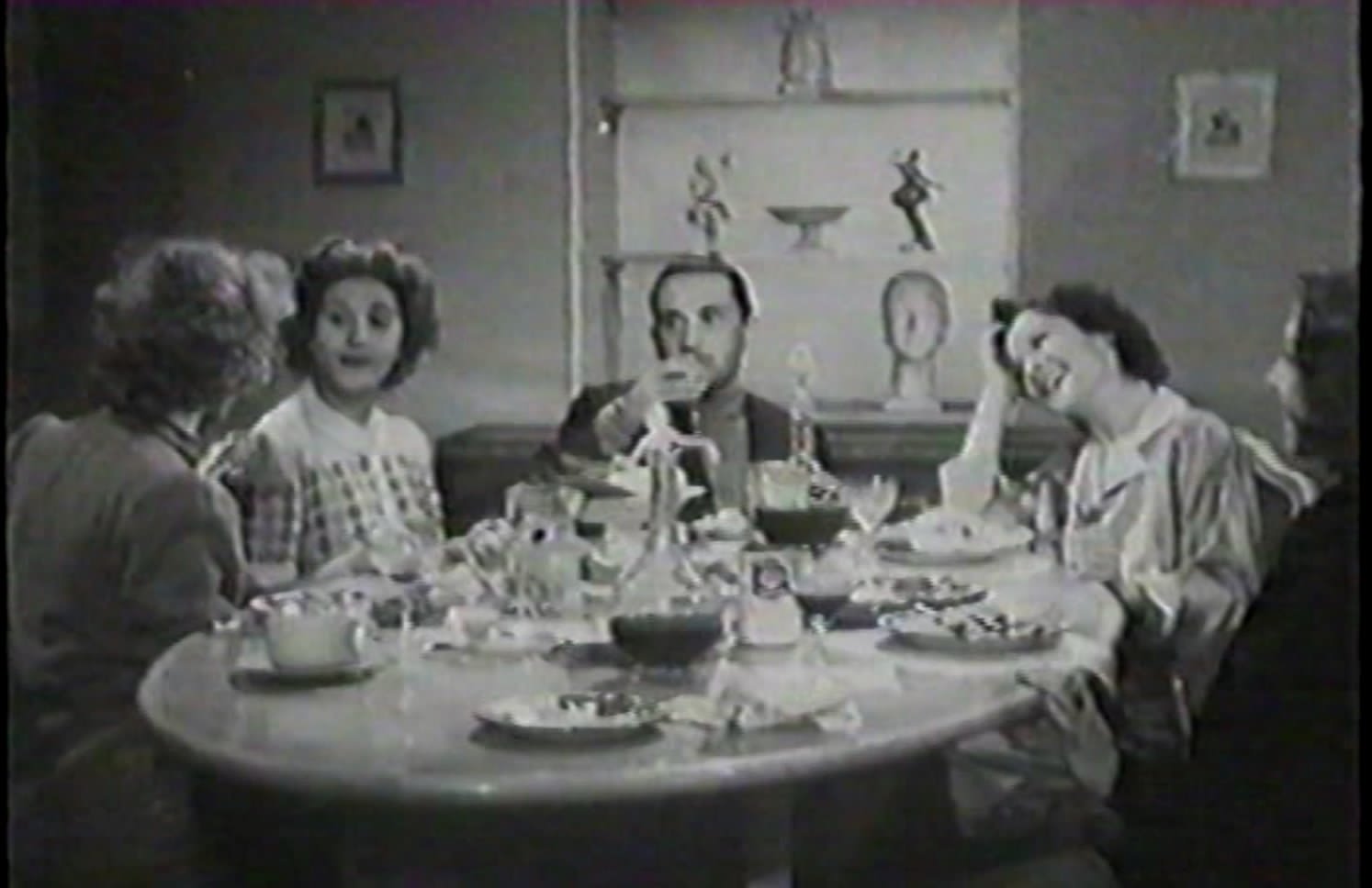 <p>Fig. 8: Screenshot da terzi del film<em> 4 ragazze sognano</em> (di Guglielmo Giannini, 1943)</p>
