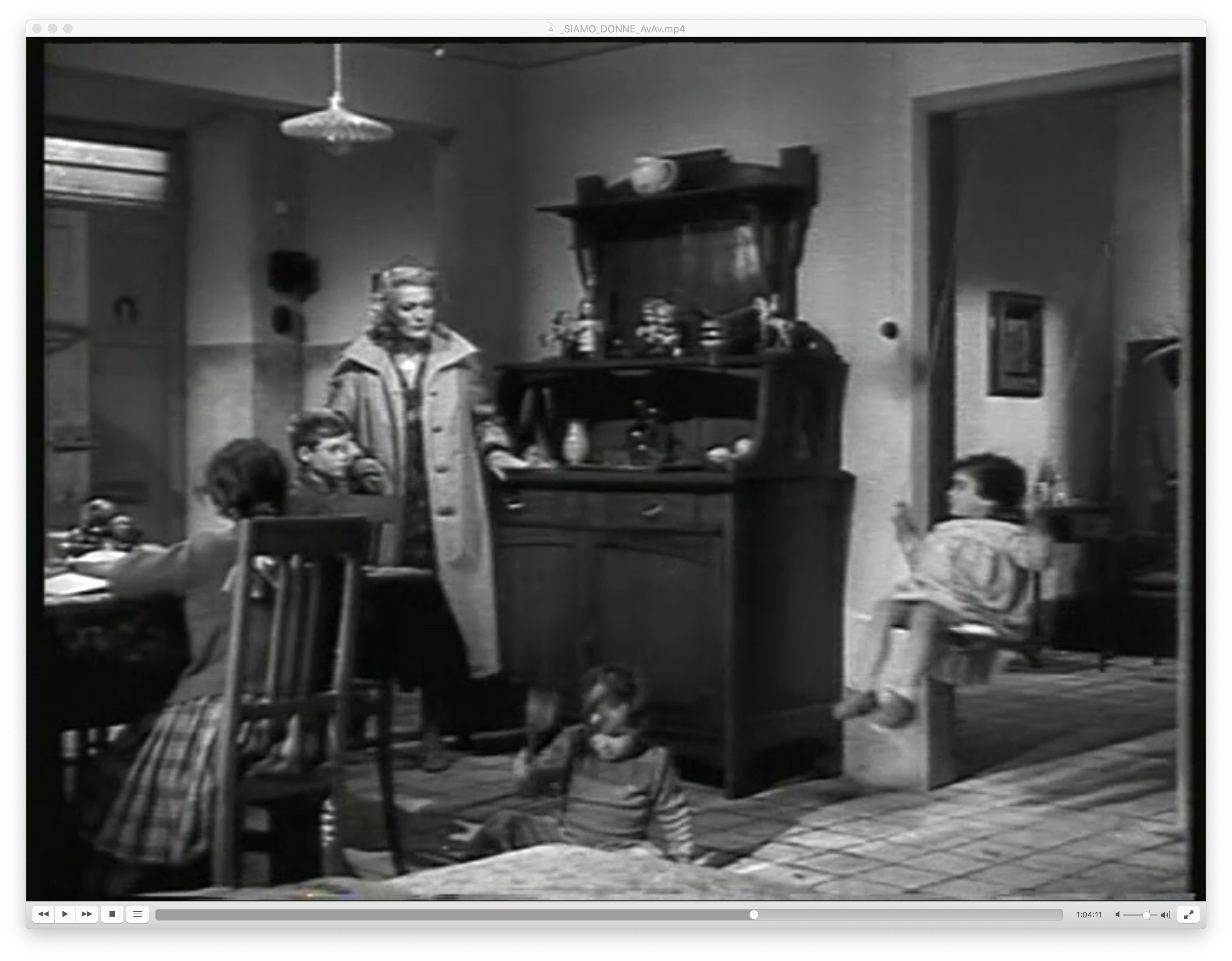 <p>Fig. 6: La casa del bambino povero in una inquadratura di <em>Siamo donne</em>, episodio &lsquo;Isa Miranda&rsquo; (L. Zampa, 1953) [Screenshot da terzi dal film]</p>
