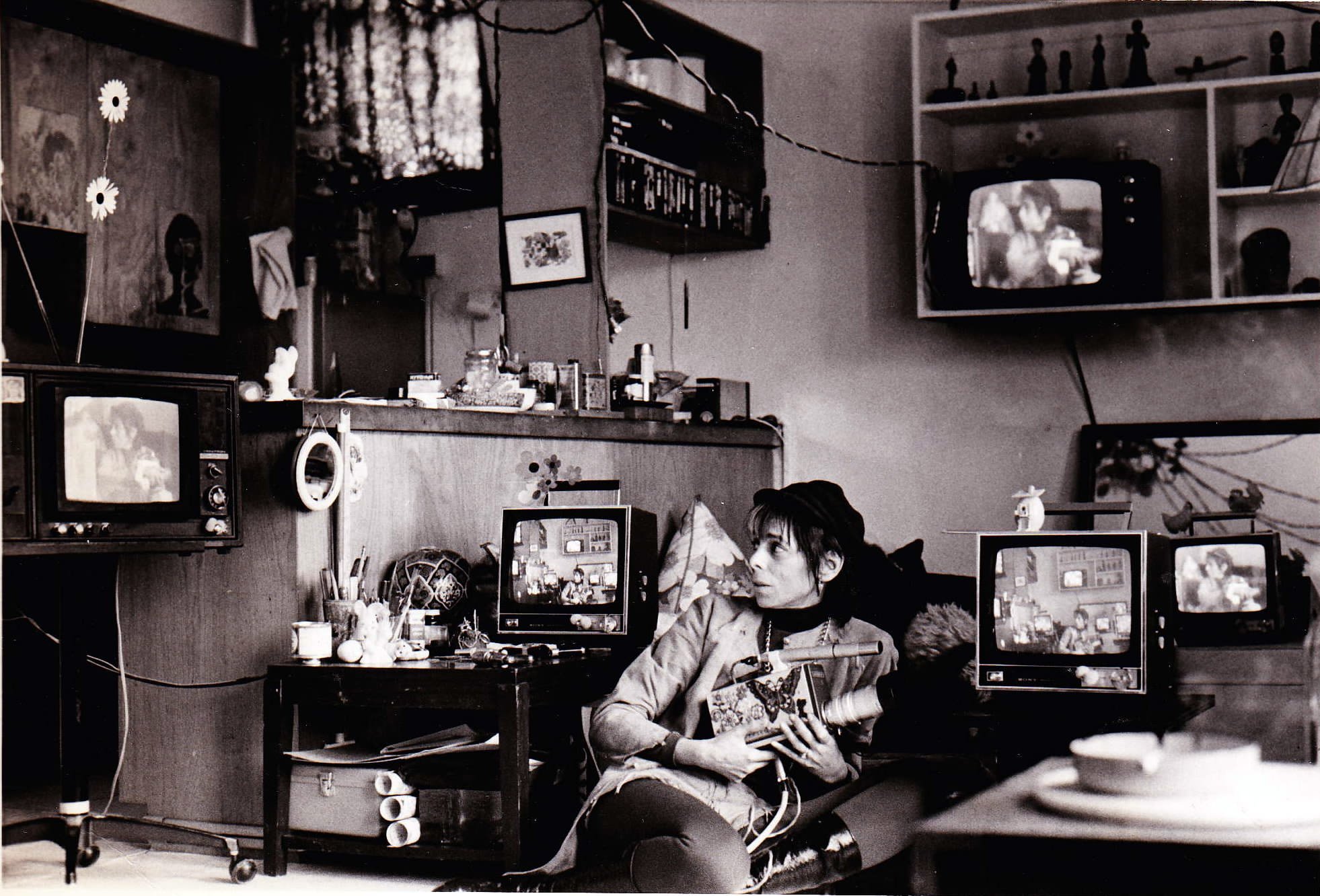 <p>Shirley Clarke con il suo set di videocamere. Per la gentile concessione si ringrazia Milestone Films and The Shirley Clarke Estate.</p>
