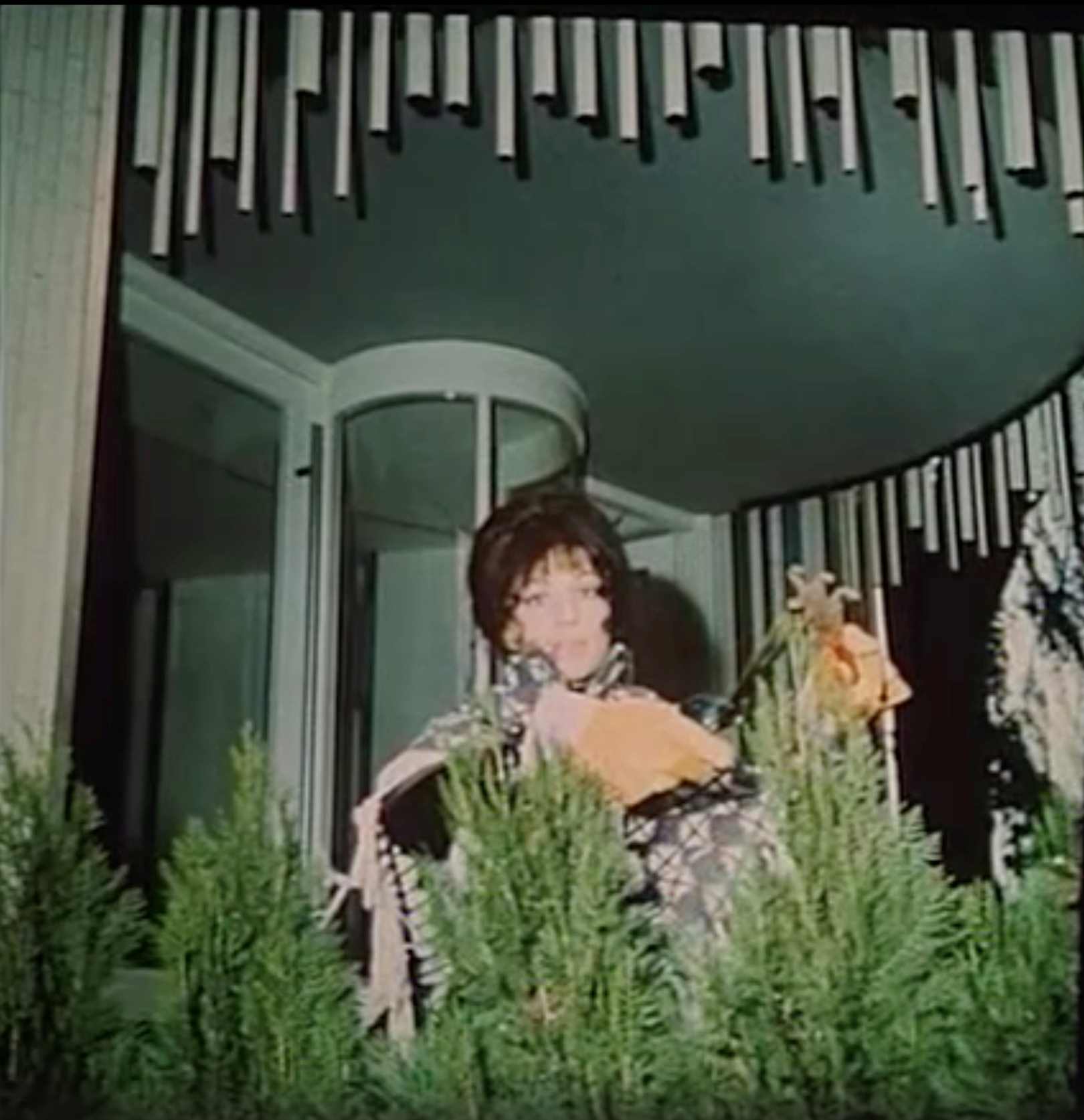 <p>Fig. 3: Monica Vitti sul terrazzo di Casa Papanice. Screenshot da terzi del film <em>Dramma della gelosia</em> (<em>tutti i particolari in cronaca</em>) (Ettore Scola, 1970)</p>