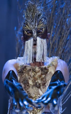 Foto di Lorenzo Palmieri, La Sfinge, 2022, dal sito del Teatro Elfo Puccini Foto di Lorenzo Palmieri, La Sfinge, 2022, dal sito del Teatro Elfo Puccini