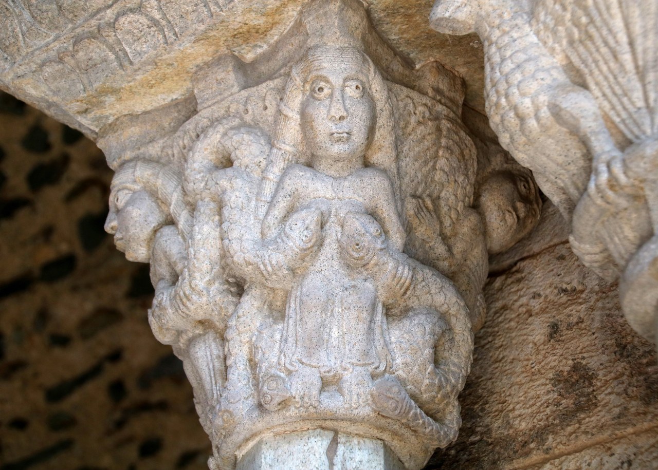 fig. 6 Val di Susa (Piemonte), Abbazia di San Michele della Chiusa o Sacra di San Michele, Portale dello Zodiaco, capitello della Lussuria, secolo XII
