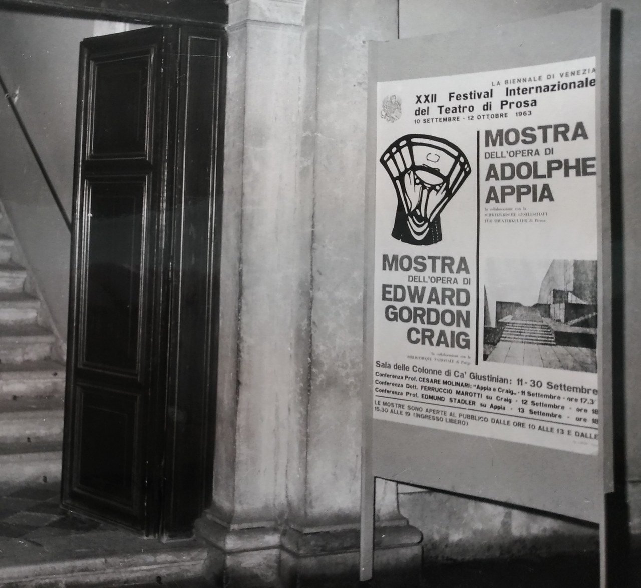 Manifesto Mostra dell&rsquo;opera di Apolphe Appia, Mostra dell&rsquo;opera di Edward Gordon Craig, XXII Festival Internazionale del Teatro di Prosa, 10 settembre-12 ottobre 1963. ASAC &ndash; Archivio Storico La Biennale di Venezia
