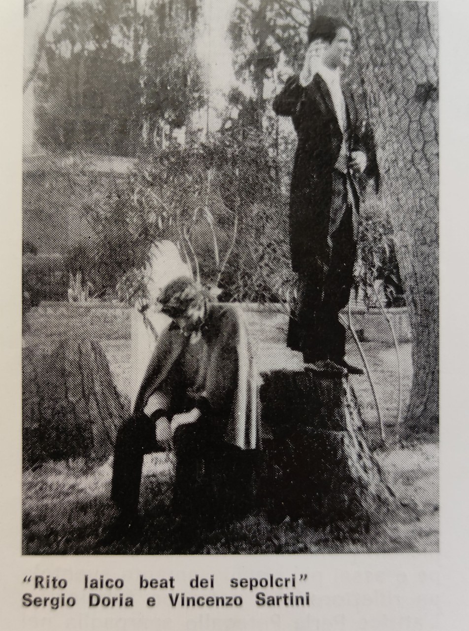 Una fotografia della prima &lsquo;stazione&rsquo; dello spettacolo al Cimitero Acattolico di Roma, in Sipario n. 254, giugno 1967
