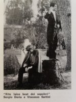 Una fotografia della prima &lsquo;stazione&rsquo; dello spettacolo al Cimitero Acattolico di Roma, in Sipario n. 254, giugno 1967
