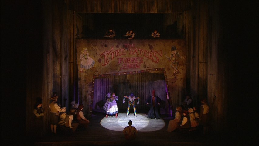 Fig. 3. Arlecchino, Rosaura e Pinocchio nel Teatro dei burattini (Sadler&rsquo;s Wells Theatre di Londra, 2008)
