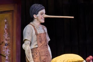 Fig. 5. Il mezzosoprano Victoria Simmonds interprete di Pinocchio nella recita cantabrigense del 2015
