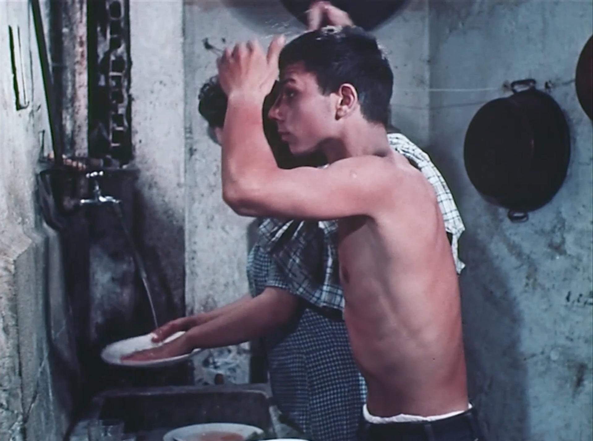 &quot;Ignoti alla citt&agrave;&quot; (1958): uno dei giovani protagonisti si pettina allo stesso lavandino in cui la madre lava i piatti
