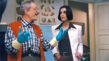 Fig. 4 Claudia Koll e Nino Manfredi in &ldquo;Linda e il brigadiere&rdquo; (1998)
