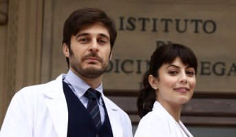 Fig. 6 Alessandra Mastronardi e Lino Guanciale in &ldquo;L&rsquo;allieva&rdquo; (2016)
