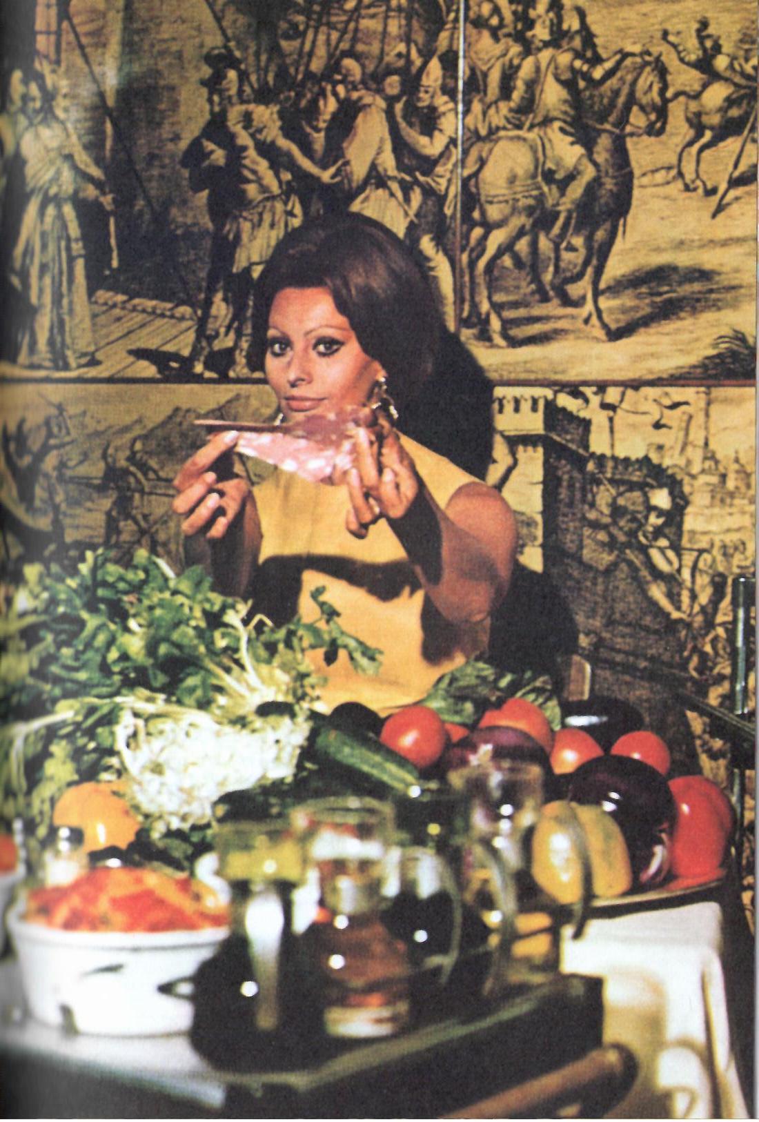 Fig. 3&nbsp;Sophia Loren in una foto di Tazio Secchiaroli pubblicata in In cucina con amore, Milano, Rizzoli, 2014
