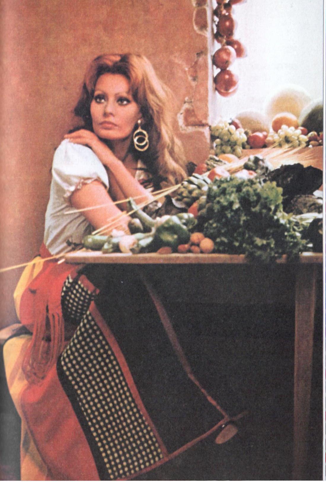 Fig. 4&nbsp;Sophia Loren in una foto di Tazio Secchiaroli pubblicata in In cucina con amore, Milano, Rizzoli, 2014
