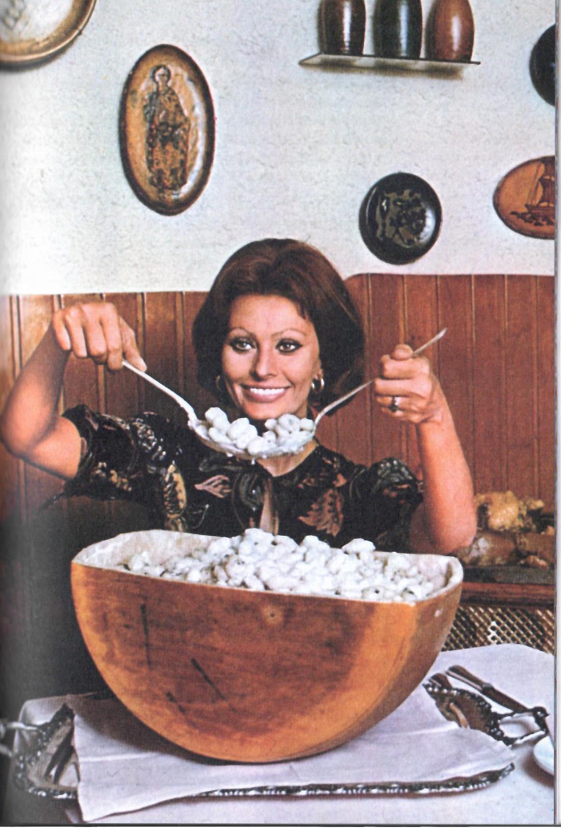 Fig. 5&nbsp;Sophia Loren in una foto di Tazio Secchiaroli pubblicata in In cucina con amore, Milano, Rizzoli, 2014
