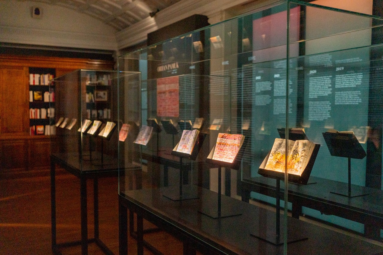 Fig. 1 Allestimento della mostra Orhan Pamuk. Parole e immagini, a cura di Edoardo Pepino (Fontanellato (PR), Labirinto della Masone di Franco Maria Ricci, 18 novembre 2023-17 marzo 2024) &copy;Labirinto della Masone
