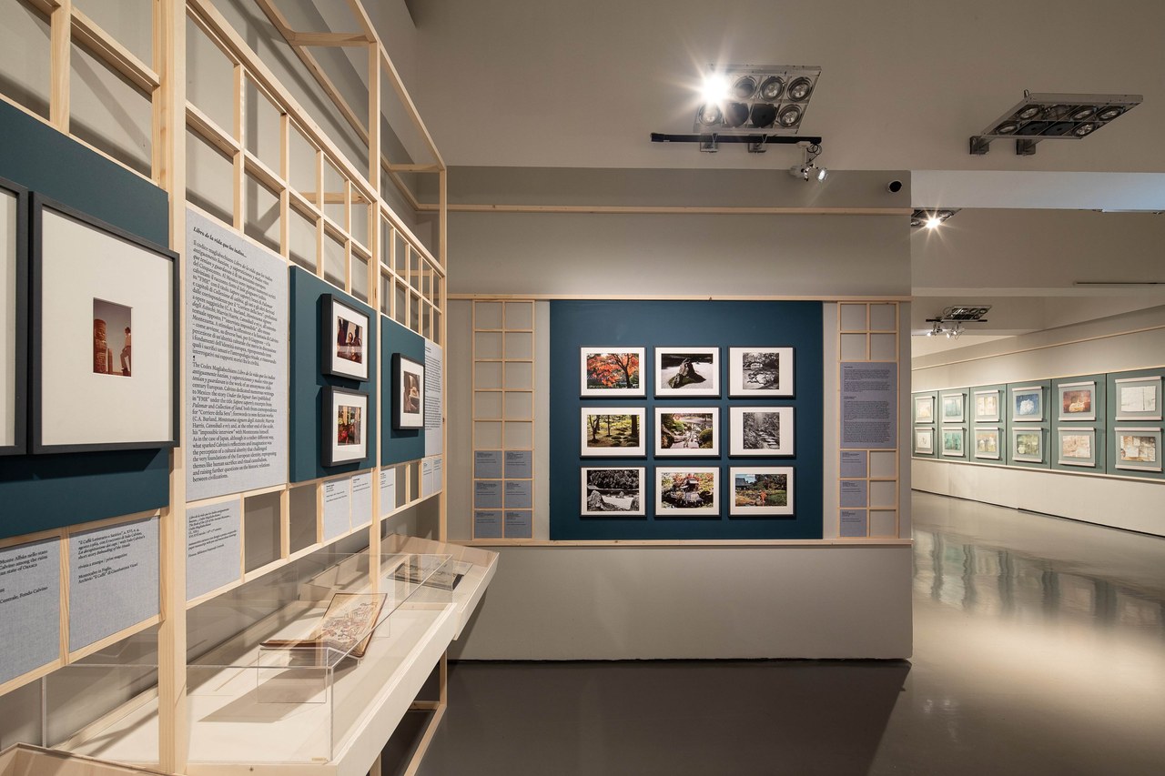 Fig. 6 Allestimento della mostra Favoloso Calvino, a cura di Mario Barenghi (Roma, Scuderie del Quirinale, 13 ottobre 2023-4 febbraio 2024). Foto di &copy;Alberto Novelli &copy;Electa
