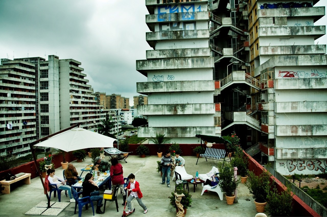 Ripresa dall&rsquo;alto della terrazza e delle Vele di Scampia durante la lavorazione della serie. Foto di Emanuela Scarpa&nbsp;
