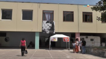 L&rsquo;ingresso dei locali gestiti dal Laboratorio Mina a Scampia. Fonte: web tv del Comune di Napoli
