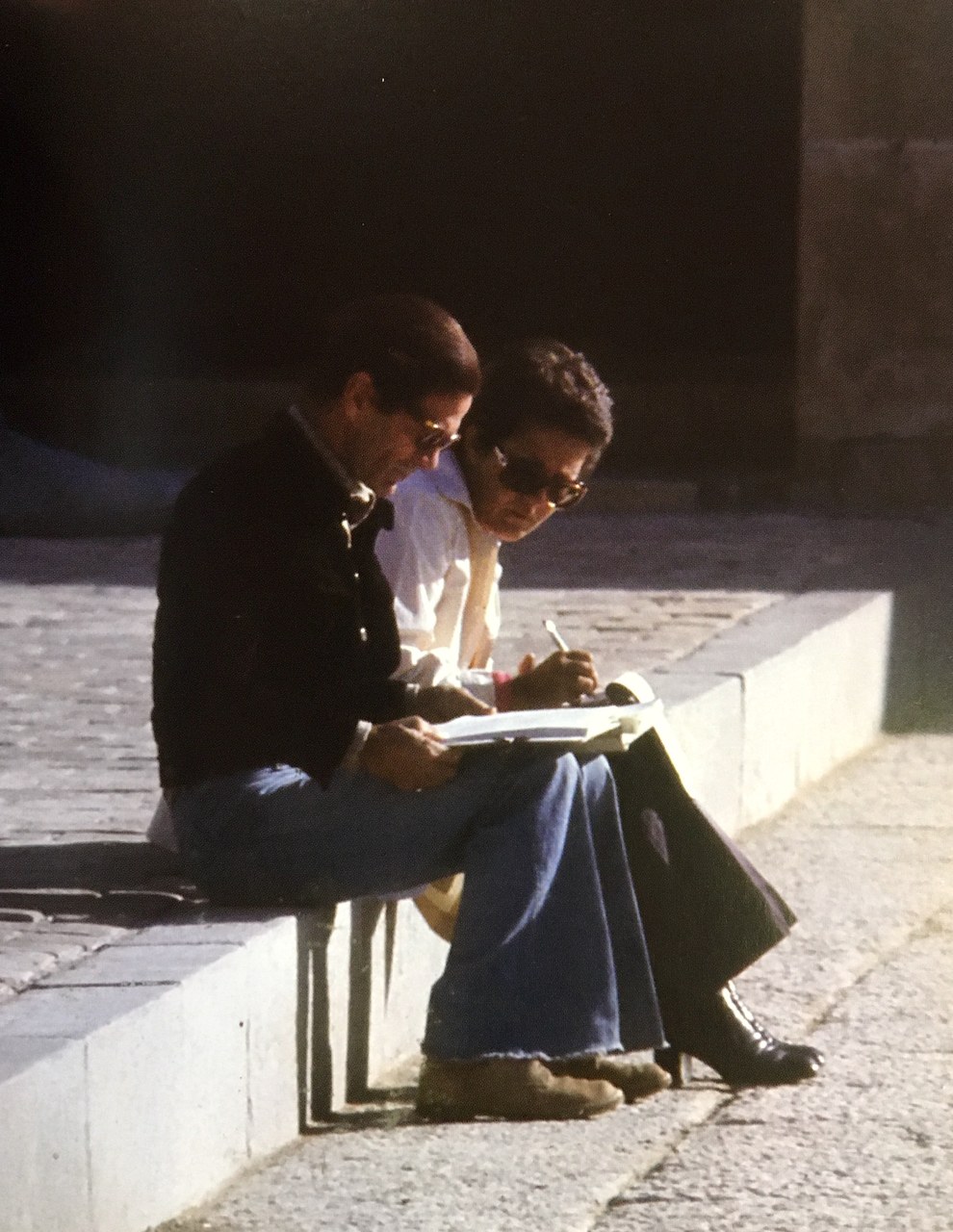 Fig. 2 Beatrice Banfi e Pier Paolo Pasolini fotografati da Roberto Villa (da &ldquo;L&rsquo;Oriente di Pasolini. Il fiore delle mille e una notte nelle fotografie di Roberto Villa&rdquo;, a cura di Roberto Chiesi, Bologna, Edizioni Cineteca di Bologna, 2011)
