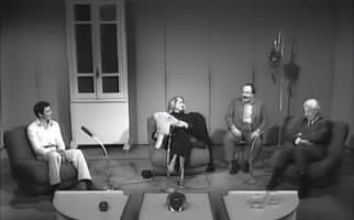 Fig. 1: Maurizio Costanzo nel salotto di Bont&agrave; Loro con un idraulico (screenshot da terzi della trasmissione televisiva Bont&agrave; Loro, Rete 1, 1976).
