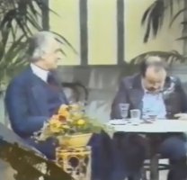 Fig. 3: Maurizio Costanzo mentre si ripulisce il viso dopo la torta in faccia ricevuta da Marina Ripa di Meana durante l&rsquo;intervista a Marco Pannella (screenshot da terzi della trasmissione televisiva Grand&rsquo;Italia, Rete 1, 1979).
