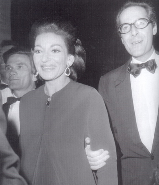 Pasolini, in secondo piano, con Maria Callas e Franco Rossellini a Parigi, per la prima di&nbsp;Medea
