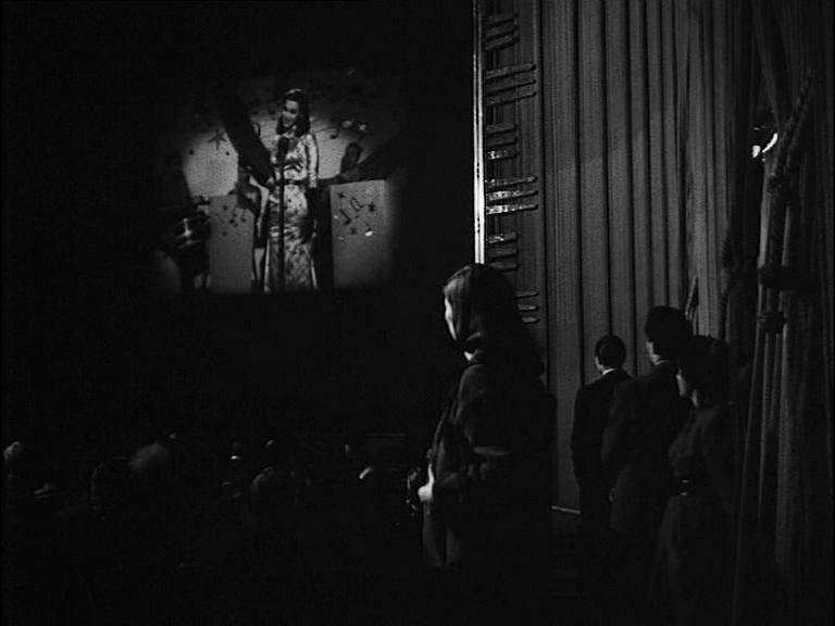 Clara non riesce a riconoscere la sua immagine da femme fatale proiettata sul grande schermo e si perde nel prisma proiettivo dei riflessi fotogenici (La signora senza camelie di Michelangelo Antonioni, 1953)

