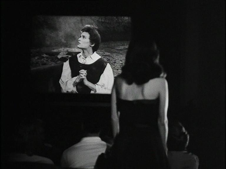 Clara: &laquo;Ho paura ogni volta che mi rivedo sullo schermo&hellip; Devo ripetermi dieci volte al minuto: sono io? Io?&raquo; (La signora senza camelie, di Michelangelo Antonioni, 1953)
