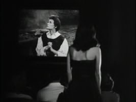 Clara: &laquo;Ho paura ogni volta che mi rivedo sullo schermo&hellip; Devo ripetermi dieci volte al minuto: sono io? Io?&raquo; (La signora senza camelie, di Michelangelo Antonioni, 1953)
