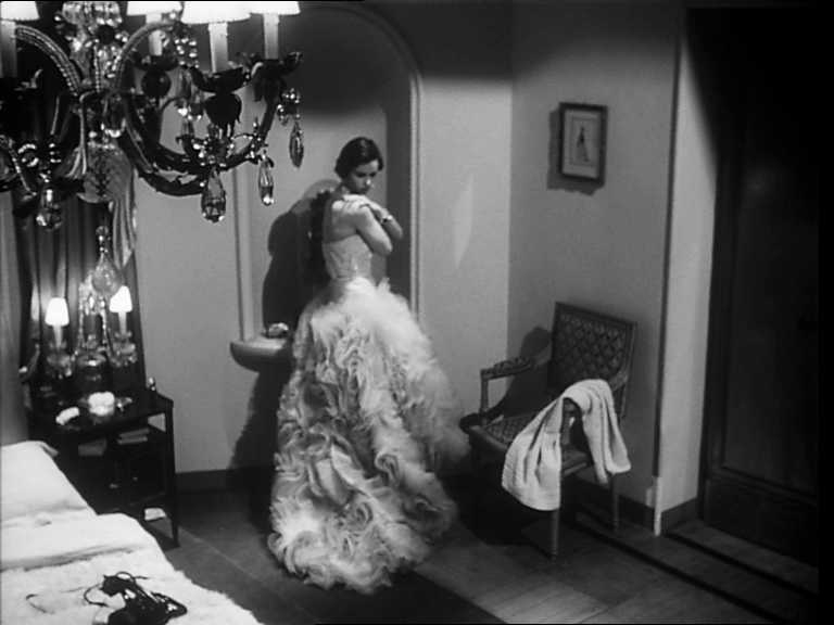 Lucia Bos&egrave; in una scena del film Cronaca di un amore di Michelangelo Antonioni, 1950
