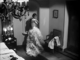 Lucia Bos&egrave; in una scena del film Cronaca di un amore di Michelangelo Antonioni, 1950
