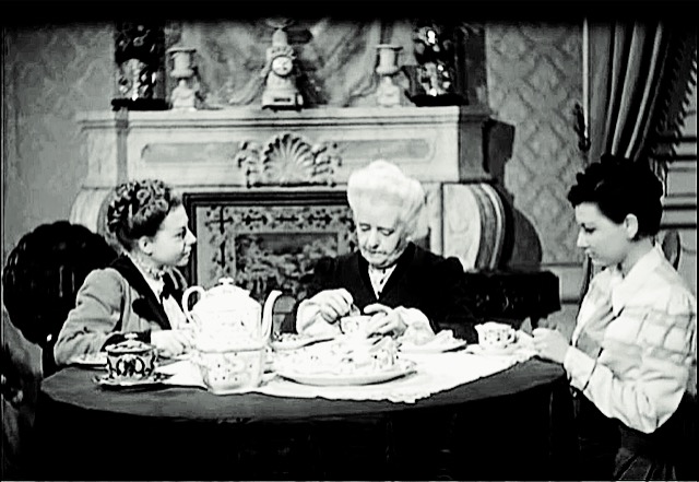 Caterinetta, ormai anziana, e le sue nipoti nel film Un garibaldino al convento di Vittorio De Sica, 1942
