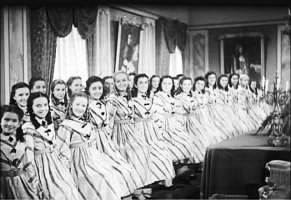 Le allieve del collegio di Santa Rossana nel film Un garibaldino al convento di Vittorio De Sica, 1942
