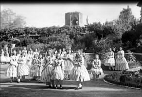 Le allieve del collegio di Santa Rossana nel film Un garibaldino al convento di Vittorio De Sica, 1942
