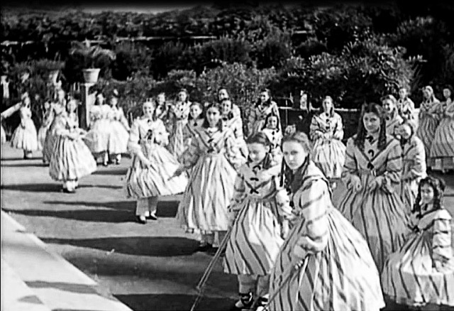 Le allieve del collegio di Santa Rossana nel film Un garibaldino al convento di Vittorio De Sica, 1942
