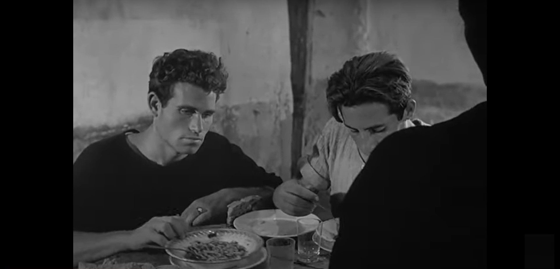 Fig.1 | La madre dei fratelli Valastro in La terra trema (1948) [Screenshot da terzi dal film]

