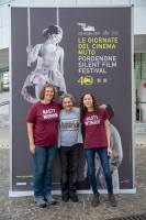 Fig.1 | Le curatrici di Nasty Women: Laura Horak, Elif Rongen-Kaynak&ccedil;i e Maggie Hennefeld al festival Le giornate del cinema muto di Pordenone nel 2021.
