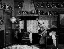 Fig.4 | Screenshot da terzi del film Nervous Kitchen Maid (Path&eacute;, 1912). Concessione di British Film Institute. Tutti i diritti sono riservati.
