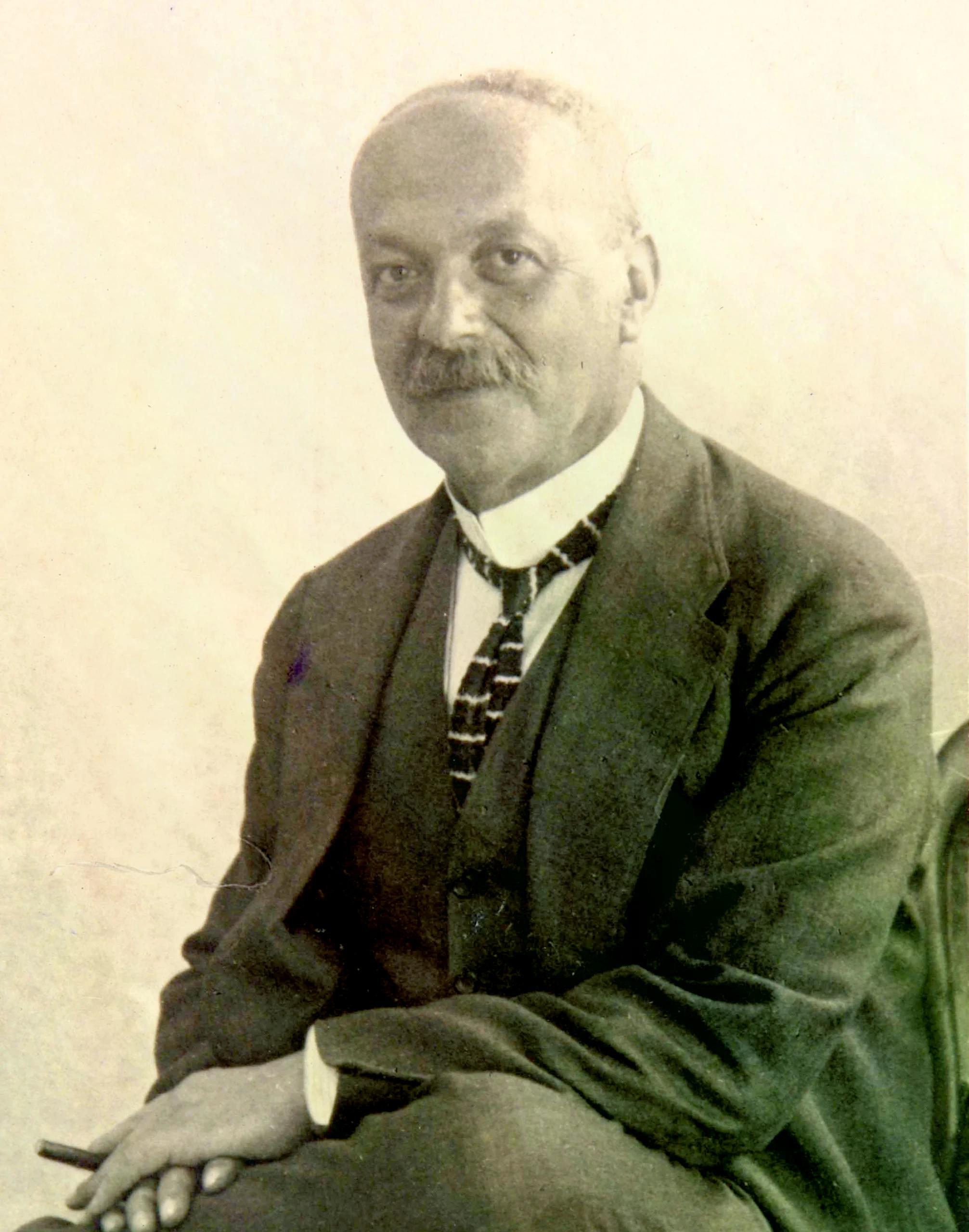 Fig. 1 Italo Svevo ritratto con un sigaro in mano nel 1914 (Museo Svevo, Trieste) &copy;Museo LETS
