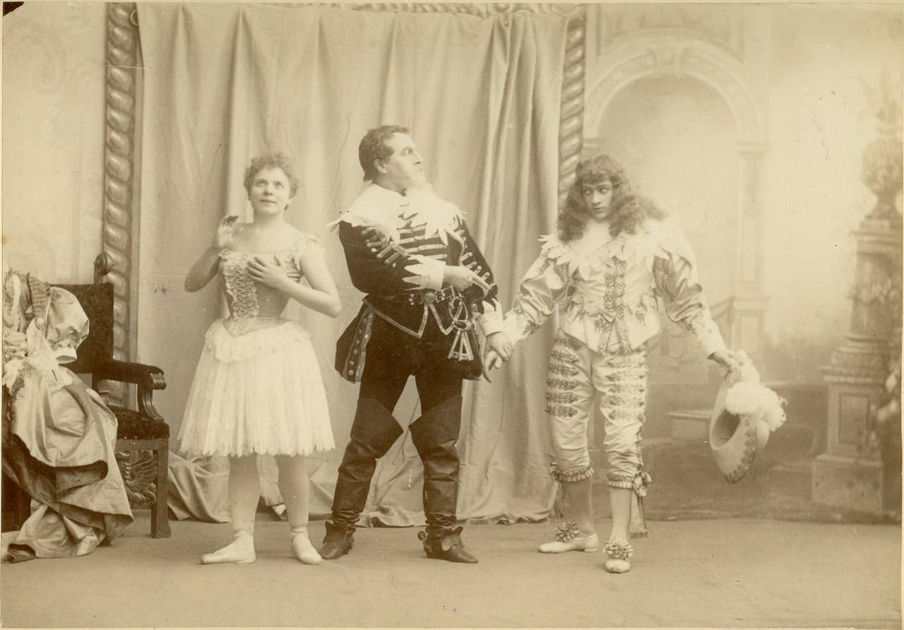 Fig. 2 Fotografia b/n dal balletto Sinjaja-boroda. Da sinistra: Izora (P. Legnani), Raul&rsquo; (P.A. Gerdt), Artur (S.G. Legat), &copy; St. Petersburg State Museum of Theatre and Music.
