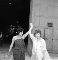 Anna Magnani e Giulietta Masina posano per i fotografi
