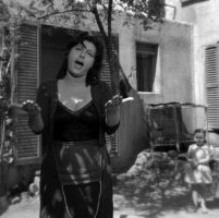     Il corpo materno e insieme sensuale di Anna Magnani in Bellissima di L. Visconti, 1952
    