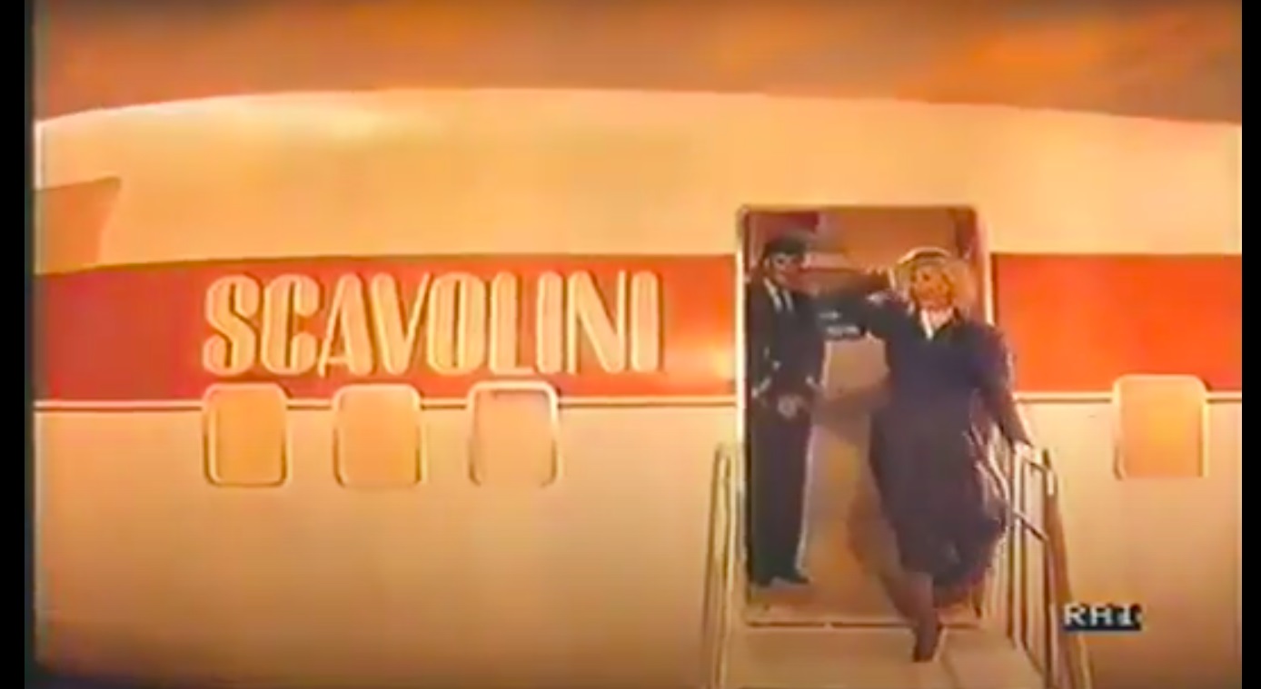 Fig. 2: Raffaella Carr&agrave; in: Scavolini spot televisivo, 1986 (screenshot da terzi dello spot pubblicitario).
