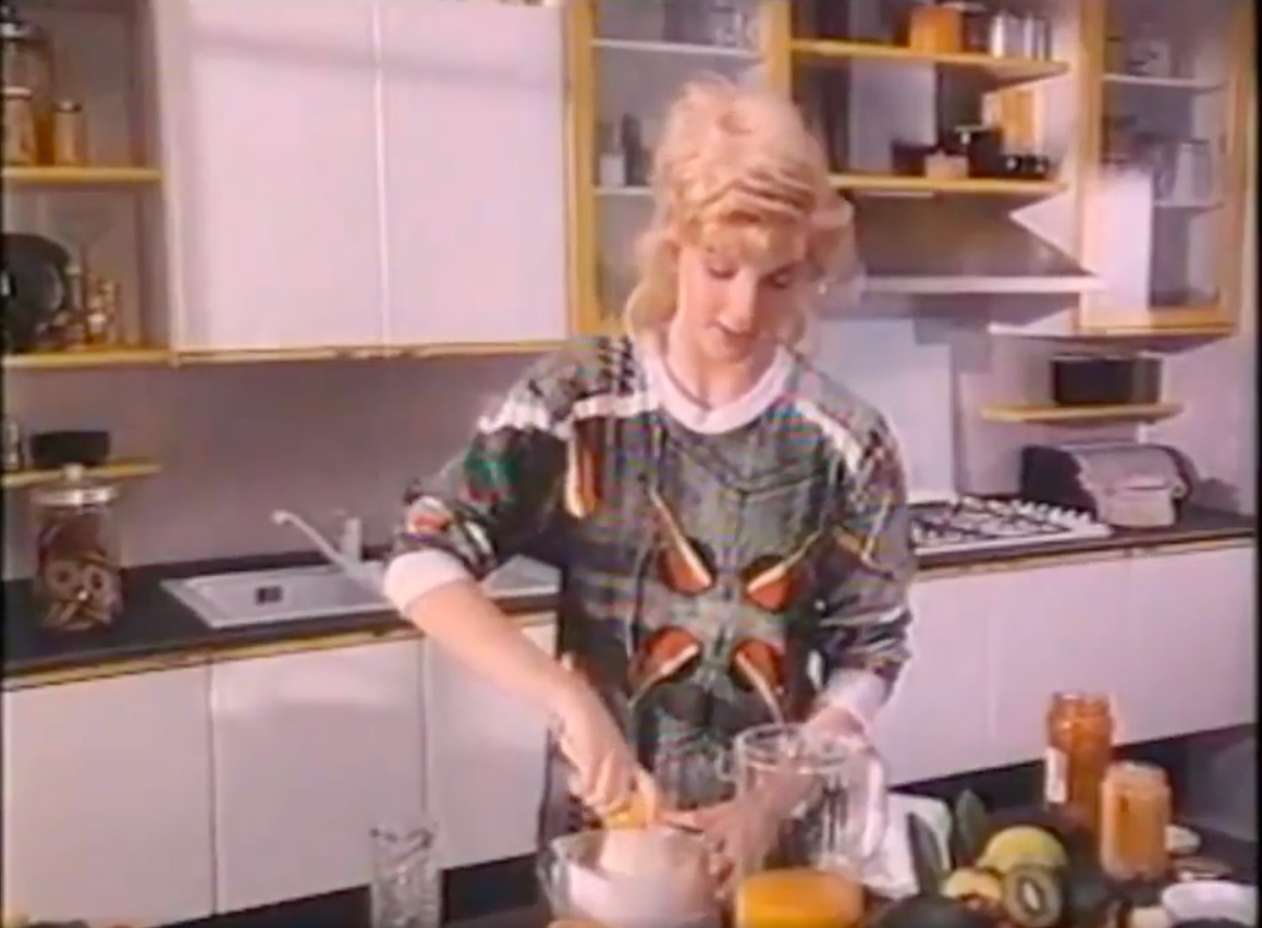 Fig. 3: Lorella Cuccarini in: Scavolini spot televisivo, 1988 (screenshot da terzi dello spot pubblicitario).
