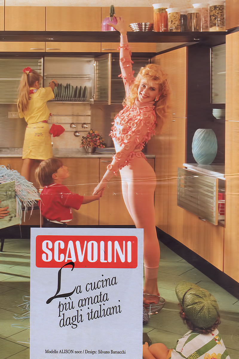 Fig. 4: Lorella Cuccarini in: pubblicit&agrave; a stampa Scavolini, 1988, &laquo;Sorrisi e Canzoni&raquo;.
