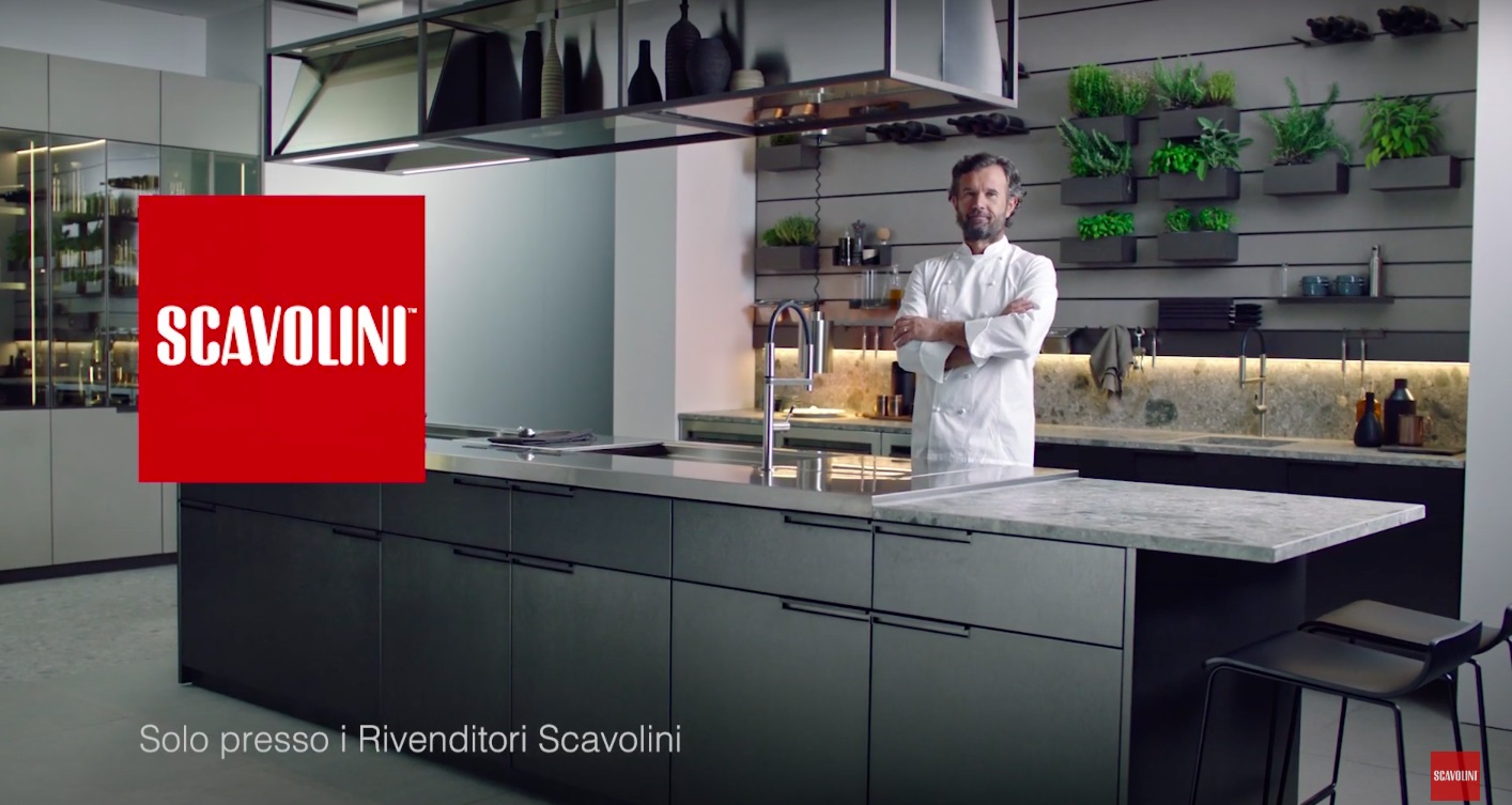 Fig. 5: Carlo Cracco in: Scavolini spot televisivo, 2016 (screenshot da terzi dello spot pubblicitario).
