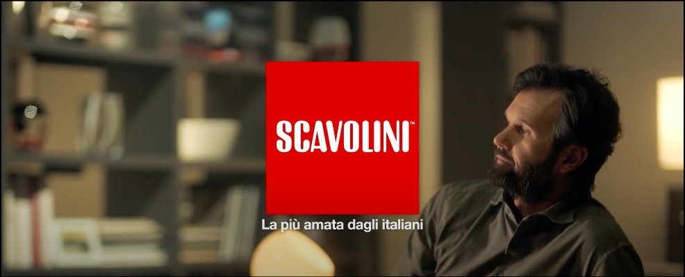 Fig. 6: Carlo Cracco in: MIA by Carlo Cracco, Scavolini spot televisivo, 2019 (screenshot da terzi dello spot pubblicitario).
