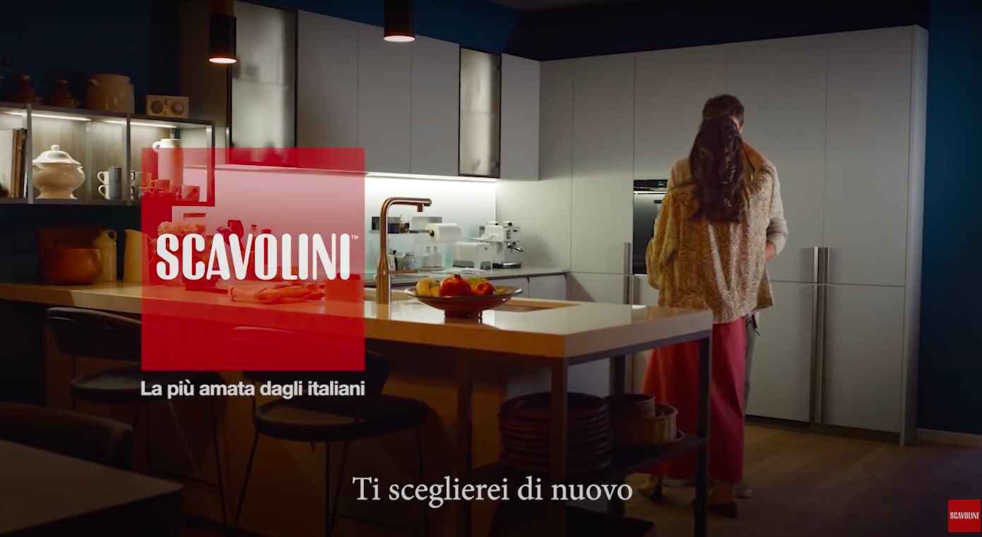 Fig. 8: Scavolini &ldquo;Insieme siamo casa&rdquo;, spot televisivo con logo, 2022 (screenshot da terzi dello spot pubblicitario).
