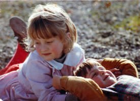 Foto di famiglia delle due sorelle Rohrwacher a 3 e 5 anni (ca. 1984), pubblicata su Vanity Fair, 20 giugno 2014, nella galleria online che accompagna l&rsquo;articolo La terra delle Meraviglie di Alice (e Alba) Rohrwacher
